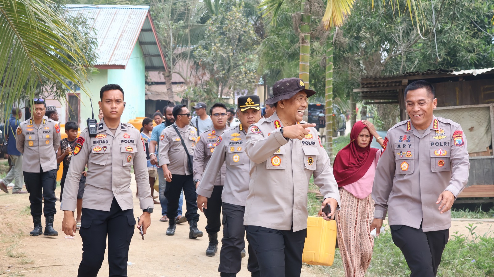 Polda Papua Barat Daya Salurkan Bantuan Air Bersih kepada Warga Warmon Kokoda SP 3